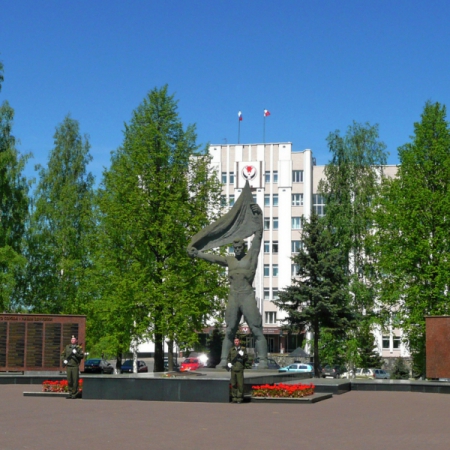 Мемориальная стела Героям Советского Союза у Вечного огня в городе Ижевске